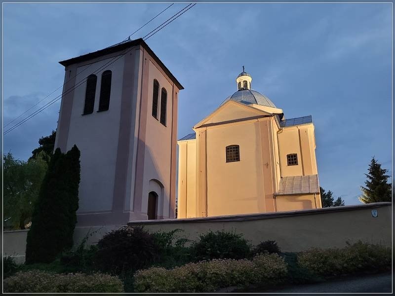 Zabytkowy kościół w Starochęcinach pięknie podświetlony. Nocą prezentuje się zachwycająco. Zobacz zdjęcia