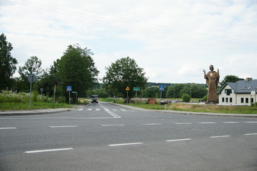 Figura Chrystusa stoi obecnie na działce rzeźbiarza w...