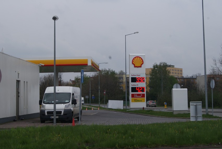 Niewielka stacja benzynowa Shell w Świętochłowicach na ul....