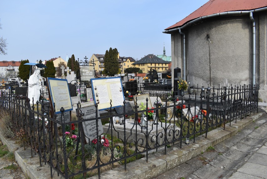 Kwatera z tablicami pamiątkowymi na cmentarzu w Oświęcimiu...