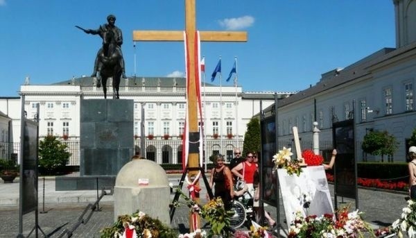 Nie skończył się jeszcze konflikt na Krakowskim Przedmieściu, a już słychać o kolejnych awanturach w sprawie krzyża.