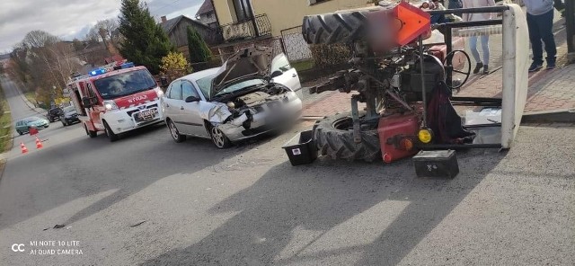 W Wielmoży zderzyły się samochód osobowy z cięgnikiem