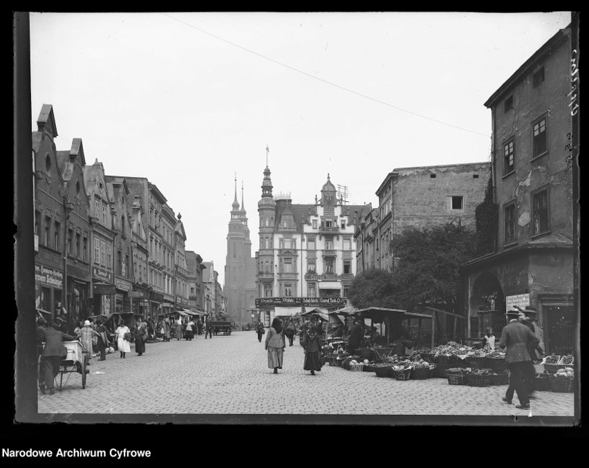 Opole, Rynek. Stragany. W tle katedra, 1910-1920.