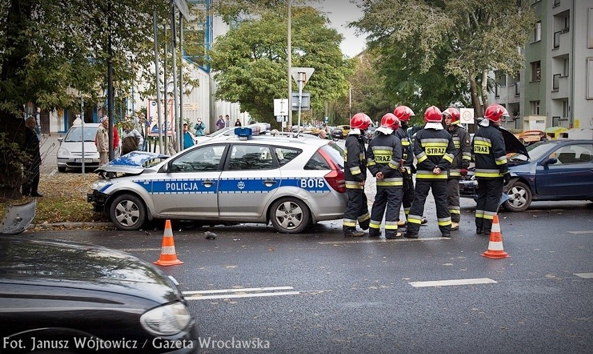 Wrocław: Wypadek radiowozu koło TGG. Policjant wymusił pierwszeństwo (FILM, ZDJĘCIA)