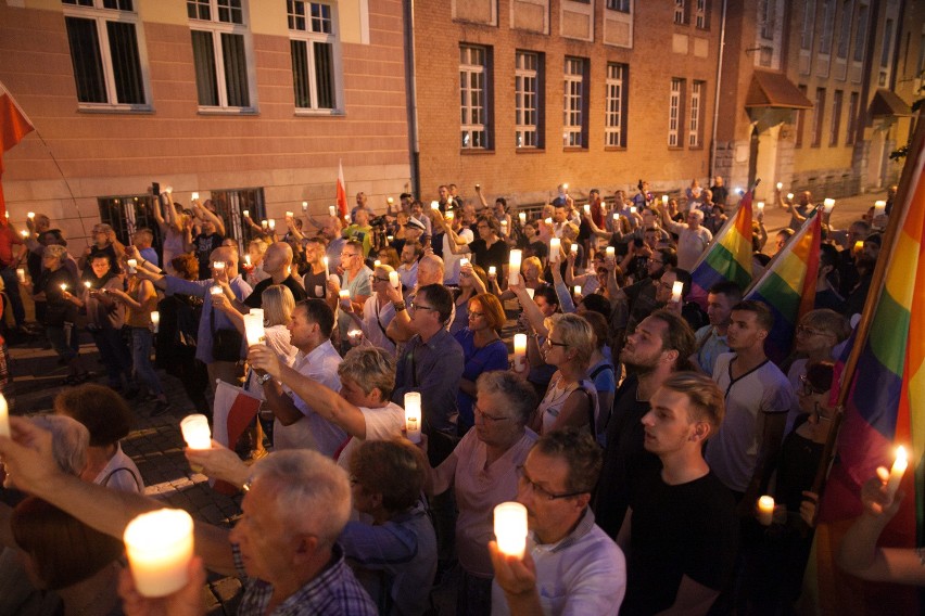 Łańcuch światła w Opolu. Szósty dzień protestu na placu...