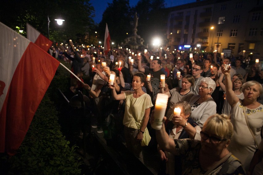 Łańcuch światła w Opolu. Szósty dzień protestu na placu...