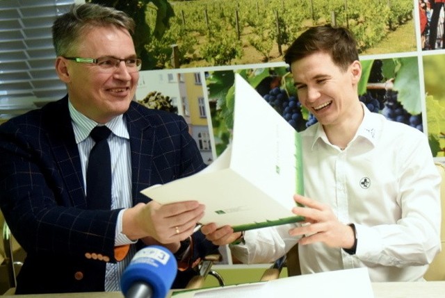 Prezydent Zielonej Góry Janusz Kubicki podpisał umowę z liderem Falubazu Patrykiem Dudkiem.