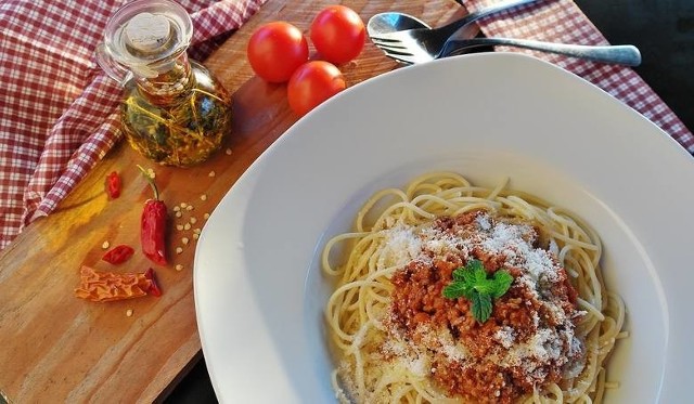 Ale wstyd! Inspekcja Handlowa ujawniła, które restauracje i sklepy w Toruniu ukarała w 2019 roku za fałszowanie żywności. Na liście znalazły się znane lokale ze starówki, z Osterią di Bitondo na czele, a także Carrefour i Kaufland. Jak wprowadzali w błąd klientów?