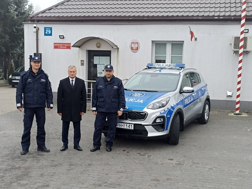 Nowy samochód dla policjantów z Zakrzewa w powiecie radomskim [ZDJĘCIA]