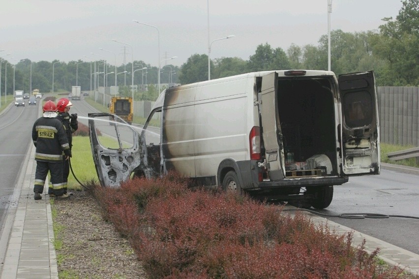 Wrocław: Bus spłonął na ul. Milenijnej. Kierowca zdążył uciec (ZDJĘCIA)