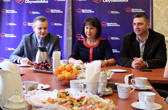 Politycy PO spotkali się z dziennikarzami przy wspólnym śniadaniu. Przyszedł też Czesław Fiedorowicz z PSL.