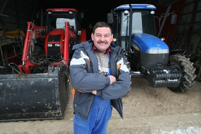 Pan Dariusz dumny ze swoich ciągników. &#8211; Ciągniki i maszyny udało nam się zakupić także dzięki środkom z Unii Europejskiej &#8211; podkreśla rolnik.