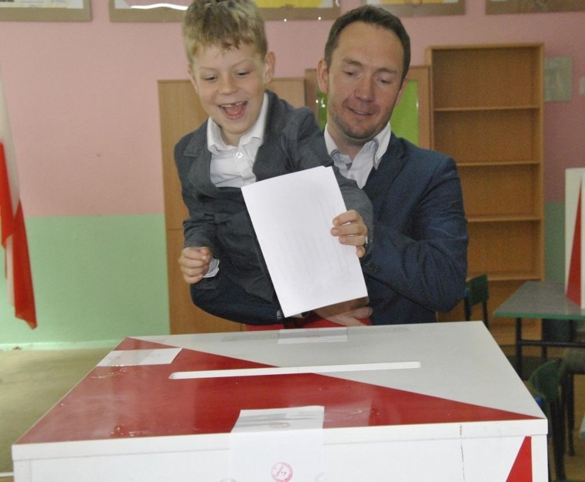 Poseł Tomasz Szymański zagłosował w SP nr 4...