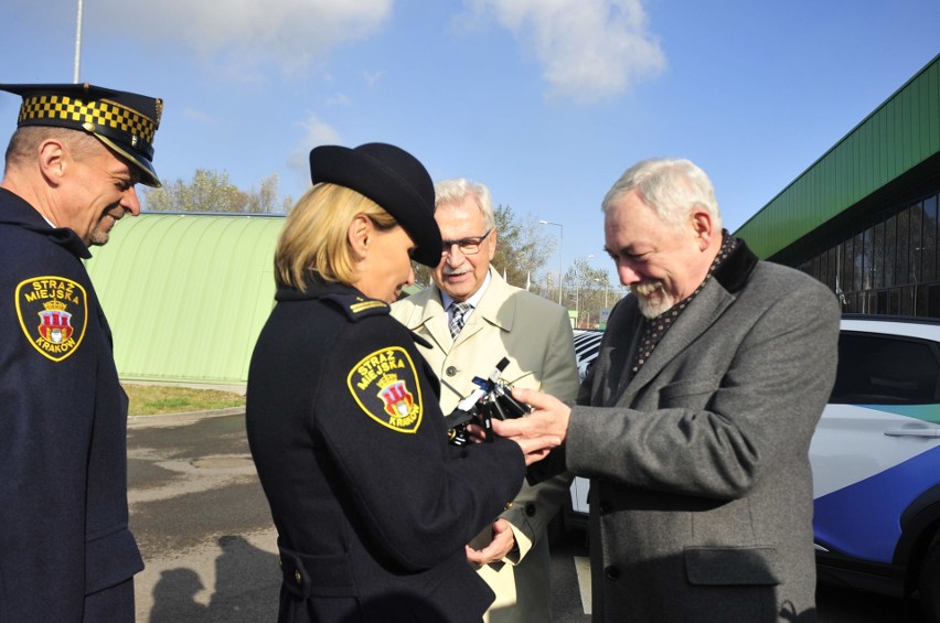 „Elektryki” przyjechały do Krakowa. Trafią do miejskich jednostek i spółek [ZDJĘCIA]