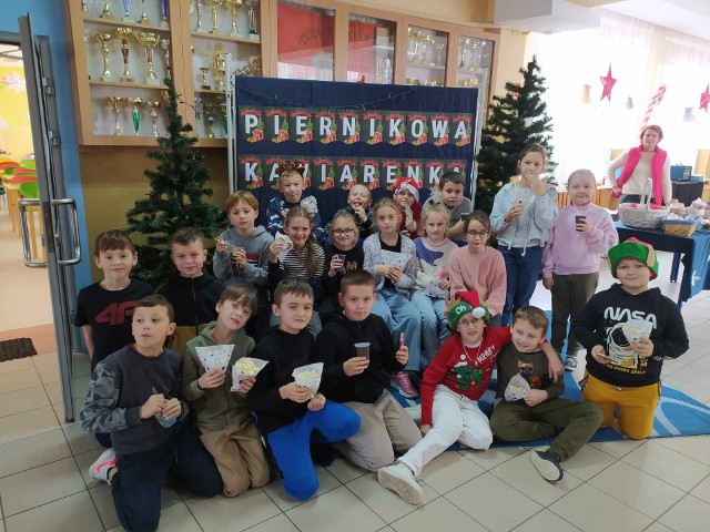 "Piernikowa kawiarenka" w białobrzeskiej "Jedynce" to wspólne dzieło nauczycieli, uczniów i ich rodziców. Było pysznie i pachnąco.