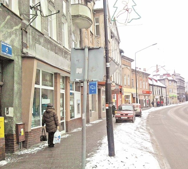 Kamienice w centrum Białogardu, ul. Wojska Polskiego 1-6. Budynki nadają się już tylko do wyburzenia. Na razie mieszkają tu jeszcze ludzie.