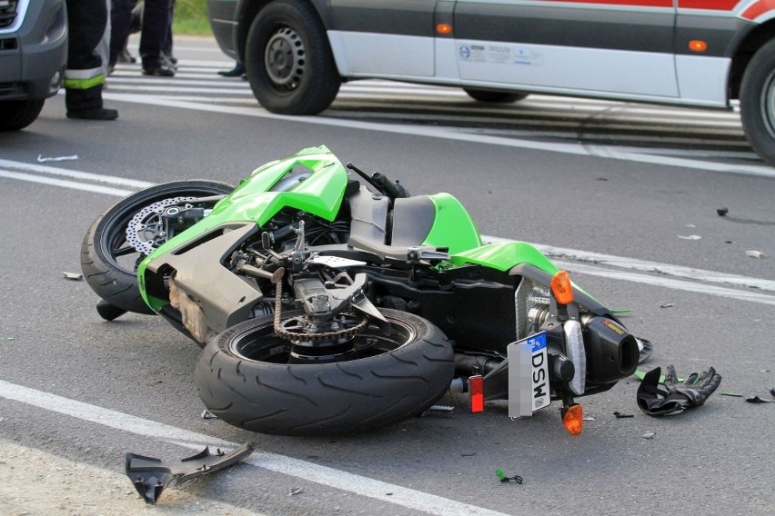 Wypadek motocykla i BMW. Ciężko ranny motocyklista w szpitalu