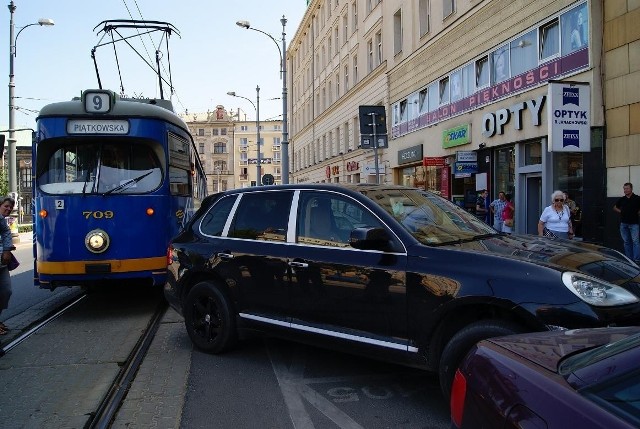 Samochody blokują tramwaje średnio pięć razy w miesiącu