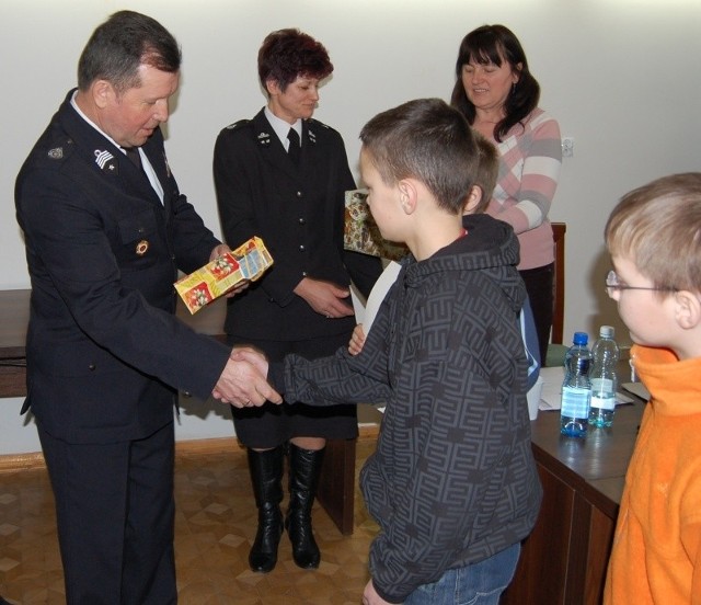 Adam Mazurek, prezes Oddziału Miejsko - Gminnego Związku Ochotniczych Straży Pożarnych RP w Opatowie wręcza nagrodę