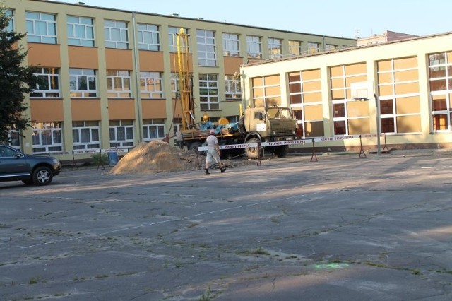 Przy szkole podstawowej w Białobrzegach już trwają przygotowania do odwiertów potrzebnych przy instalacji pomp cieplnych. 