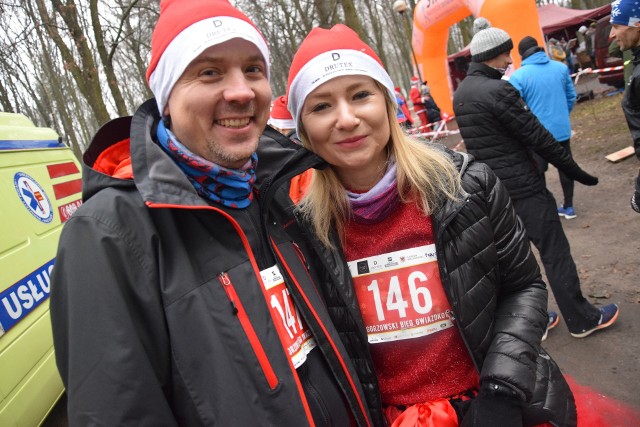 W sobotę, 15 grudnia, w samo południe w gorzowskim Parku Kopernika odbył się tradycyjny już Gorzowski Bieg Gwiazdkowy. To była już szósta edycja imprezy. Około 500 biegaczy miało do pokonania dystans 5 km. W trakcie imprezy nie zabrakło oczywiście świątecznego klimatu. W biegu wzięli bowiem udział… Mikołajowie, Śnieżynki, a także śniegowe bałwanki. Zabawy w trakcie biegu było co niemiara. Zresztą, zobaczcie sami w naszej galerii zdjęć.Zobacz też: Promocja bajek o Sulęcinie