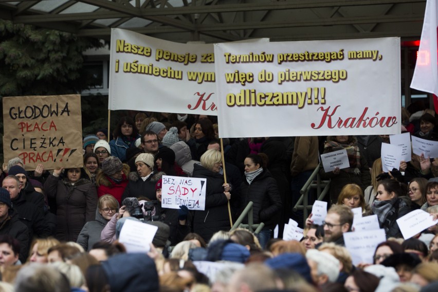 Pracownicy administracji sądów protestowali przed Sądem Okręgowym w Krakowie