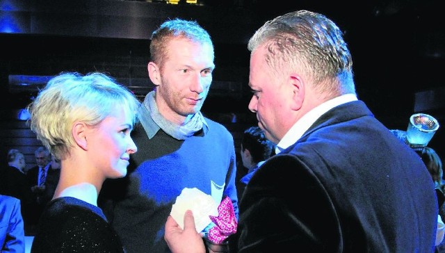 Karol Bielecki ma za sobą klubową wigilię - na zdjęciu z dziewczyną Olą Sobczyk i prezesem klubu Bertusem Servaasem. Święta spędzi w Sandomierzu i w Masłowie. 