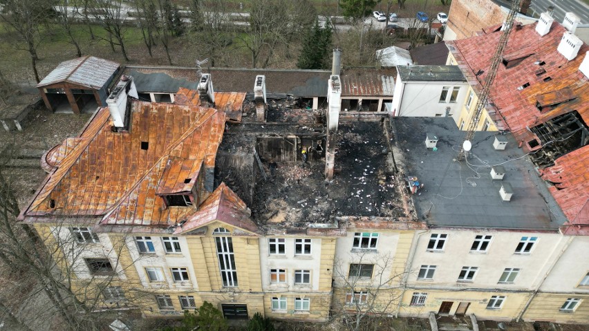 Rozbiórka dawnej siedziby szpitala przy ulicy Ogrodowej  w Kielcach. Prace są konieczne po pożarach. Na przejęcie nieruchomości czeka Aldi 