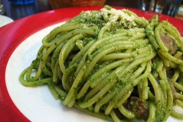 Spaghetti z zielonym pesto to bardzo aromatyczne danie obiadowe.