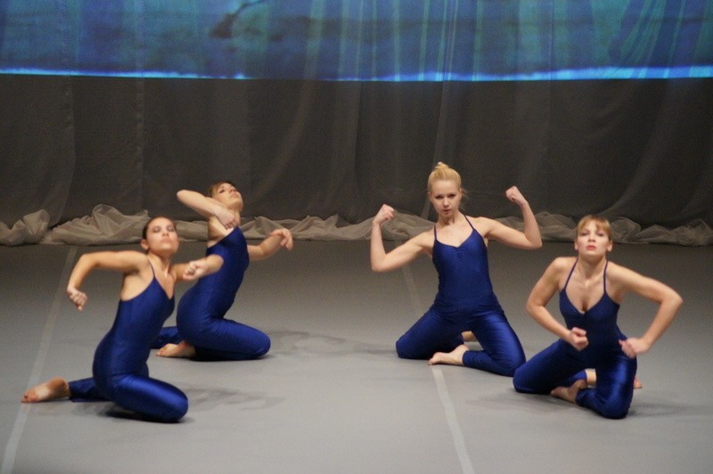 Tańczą studentki Akademii Muzycznej  w Katowicach.