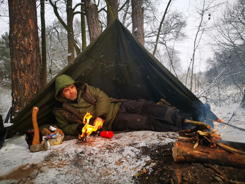 Czasem trzeba powiedzieć sobie dość i pójść do... lasu. W Polsce rośnie moda na bushcraft [ZDJĘCIA]