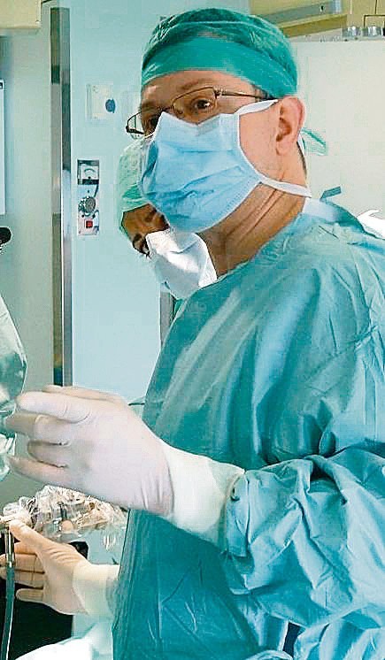 Na początku ból jest niewielki - mówi chirurg ręki Paweł Nowicki