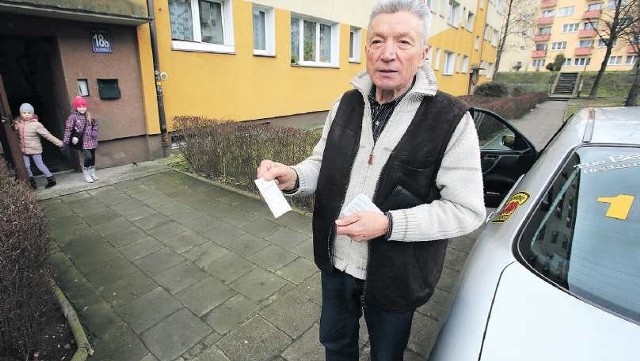 - Czuję się pokrzywdzony, straż miejska nie może interweniować na terenie prywatnym - mówi Adam Kryszczuk, 73-letni taksówkarz. - Mam pozwolenie ze spółdzielni spółdzielni mieszkaniowej, która dopuszcza możliwość doraźnego dojazdu pod wejścia do budynków.