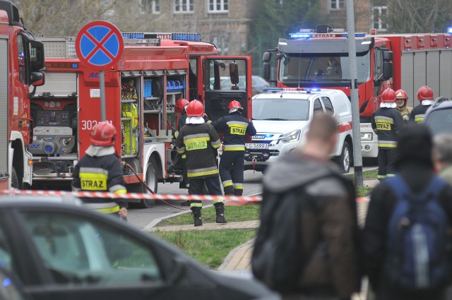 W piątek, 22 marca około południa w Gorzowie zrobiło się głośno od syren wozów strażackich. Okazało się, że w centrum handlowym Nova Park doszło do rozszczelnienia instalacji w pralni chemicznej. Doszło do wyrzutu żrącej substancji.Pierwsze informacje mówiły o wybuchu, do którego doszło w pralni zlokalizowanej w budynku centrum handlowego Nova Park. Szybko okazało się jednak, że do wybuchu nie doszło. Rozszczelniła się natomiast instalacja w pralni chemicznej i doszło do wyrzutu żrącej substancji. - Poszkodowana została pracownica pralni, która z poparzeniami spowodowanymi tą substancją została odwieziona do szpitala. Była przytomna. Później zgłosiły się dwie kolejne osoby, które skarżyły się na zawroty głowy. Nimi również zaopiekowali się ratownicy medyczni - mówi Bartłomiej Mądry, rzecznik prasowy gorzowskich strażaków. W wyniku rozszczelnienia instalacji nie doszło do pożaru, ani żadnych poważnych zniszczeń. Trzeba było jednak ewakuować 500 osób. To klienci i pracownicy Nova Park. Na dogach i chodnikach sąsiadujących z centrum handlowym zgromadziło się kilkaset osób. Ochrona pilnuje, żeby nikt nie wchodził do budynku.Strażacy czekają teraz na firmę, która dostarczała żrącą substancję. To jej pracownicy powiedzą jak zneutralizować środek. Do czasu przewietrzenia budynku i zabezpieczenia żrących chemikaliów centrum handlowe pozostanie zamknięte. Na miejsce wysłano sześć zastępów straży pożarnej. Jest też policja, która kieruje ruchem w rejonie centrum handlowego oraz pogotowie. Zobacz również: GORZÓW WLKP. Tak strażacy z OSP Bogdaniec gnają do pożaru traw w Gorzowie