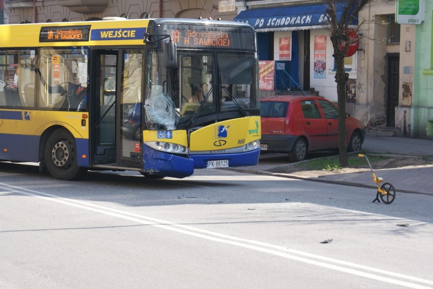 Wypadek w Kaliszu: Autobus miejski zderzył się z samochodem