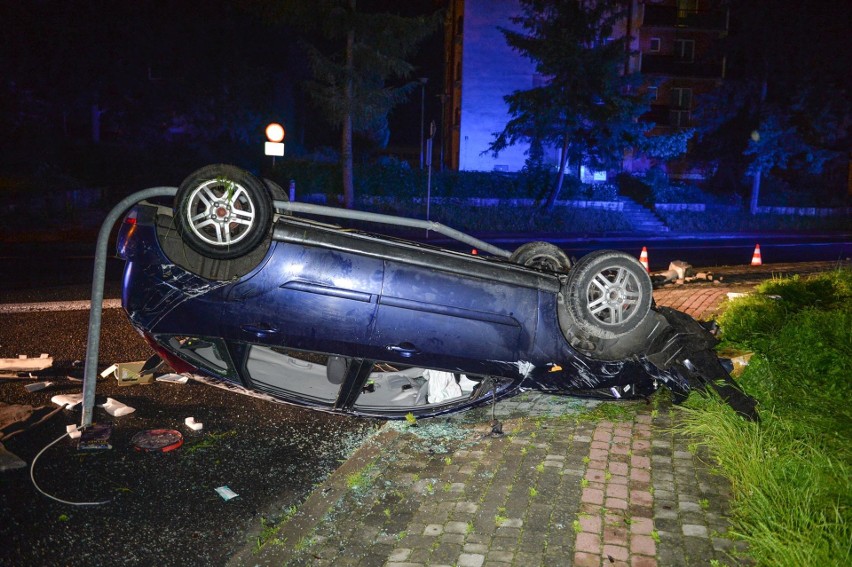 Wypadek na ul. Sanockiej w Przemyślu. 18-latek uderzył fordem w latarnię i dachował. Dwie osoby w szpitalu [ZDJĘCIA]