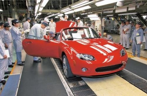 Fot. Mazda: Zastosowanie elementów aluminiowych w Maździe MX-5 pozwala na obniżenie masy pojazdu, a co za tym idzie &#8211; poprawienie osiągów i zmniejszenie zużycia paliwa.