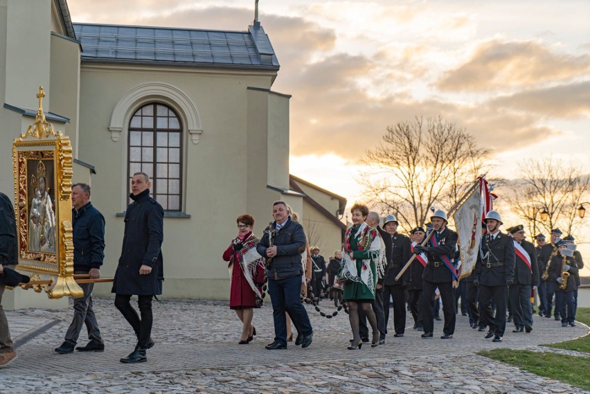 Uroczysta Rezurekcja w parafii świętego Michała Archanioła w Daleszycach. Dużo osób w procesji i na mszy świętej. Zobacz zdjęcia
