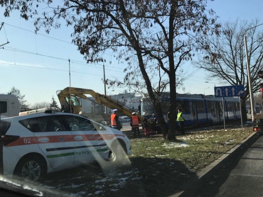 Kraków. Tramwaj wypadł z szyn. Utrudnienia na al. Pokoju trwały dwie godziny ZDJĘCIA