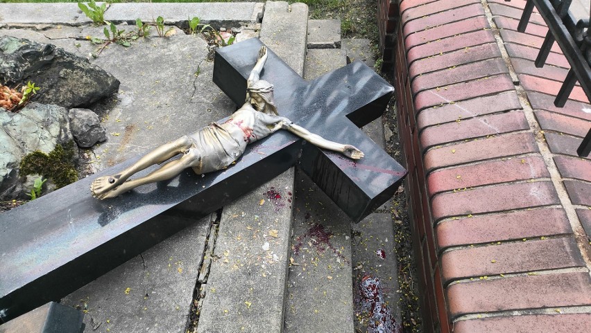 Zniszczono krzyż przy parafii św. Jadwigi w Chorzowie....
