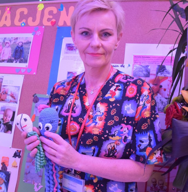 Dzień Wcześniaka 2016 w szpitalu na Józefowie w Radomiu. Położna Ewa Banaszek, dba by wszystkie wcześniaki urodzone w szpitalu na Józefowie miały swoją ośmiorniczkę.