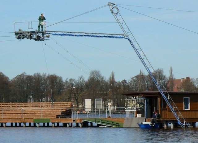 Pracownicy SzLOT rozpoczęli usuwanie zimowych zabezpieczeń z konstrukcji nośnych i lin. Skrupulatnym oględzinom poddano "serce&#8221; wyciągu, które zimę przetrwało w solidnym "opakowaniu&#8221;. Wszystko jest w należytym porządku.