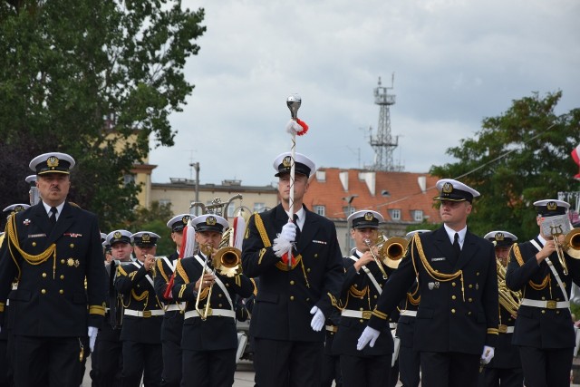 W 101. rocznicę Bitwy Warszawskiej z armat ORP “Błyskawica” wybrzmiały strzały. Gdynia oddała hołd żołnierzom Rzeczypospolitej, szczególnie nierozerwalnie związanej z Gdynią Marynarce Wojennej