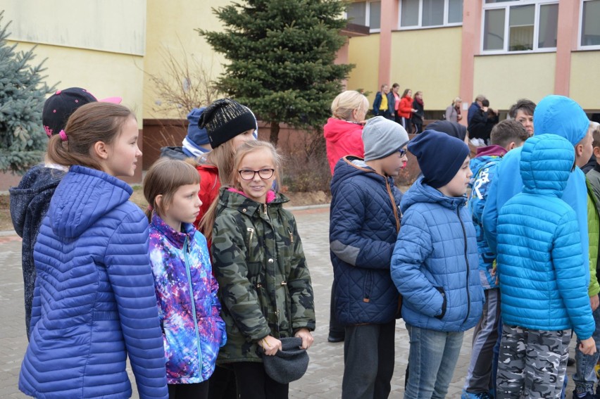 Nowoczesne boisko dla uczniów ostrowieckiej "czternastki" [ZDJĘCIA]