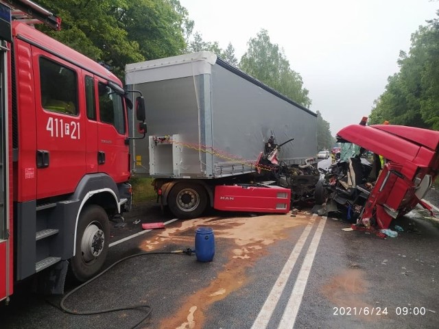 Dramatyczny wypadek pod Krzeszycami. W miejscowości Rogi zderzyły się dwie ciężarówki. Lądował śmigłowiec LPR