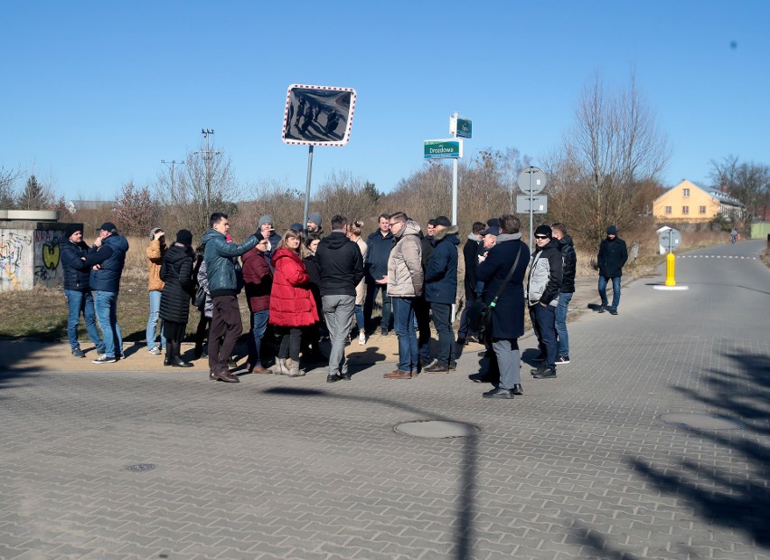 Problemy mieszańców Krzekowa. Po wizycie radnych jest światełko w tunelu. Ulica Żyzna będzie bezpieczna?