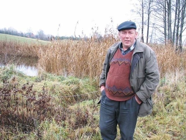 - Z powodu tego stawu woda zalewa moje pola - skarży się Stanisław Złotorzyński.