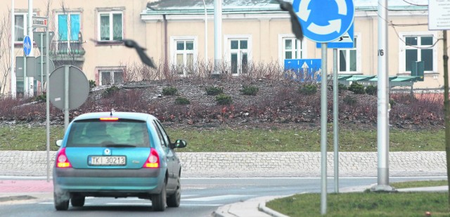  Interweniujący kielczanin zasugerował, że jedną z przyczyn korków tworzących się w pobliżu ronda na ulicy Krakowskiej jest klomb ograniczający kierowcom widoczność.