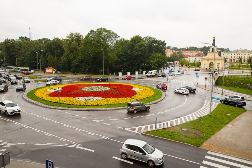 W żółtych, czerwonych i białych barwach „tonie” obecnie...