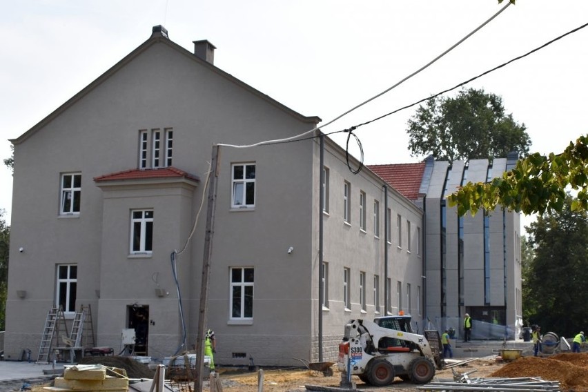 Oświęcim. Docelowa siedziba Muzeum Pamięci prawie gotowa. Na przełomie roku wprowadzka, oficjalne otwarcie w kwietniu 2022 r. [ZDJĘCIA]